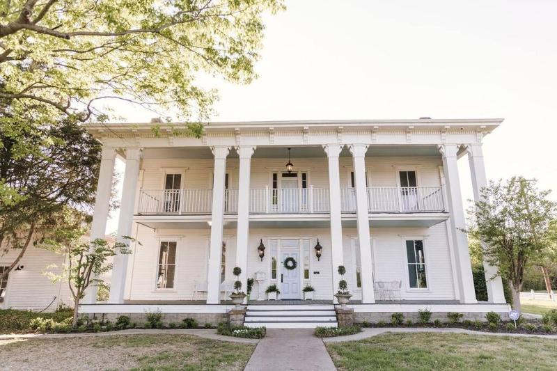 Foto de Luxury Historic House In Downtown Mckinney