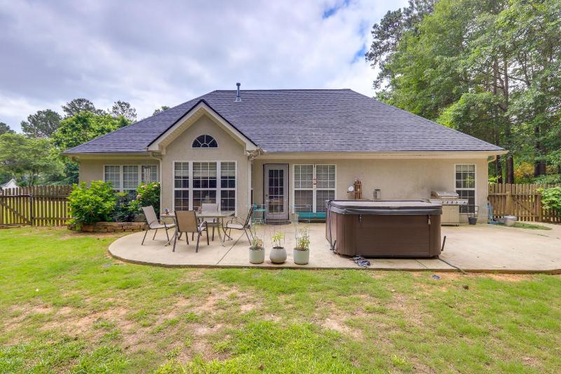 Foto de Fayetteville Retreat With Hot Tub And Fenced Yard