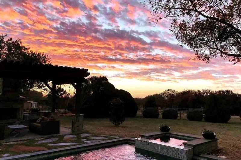 Foto de Beautiful Farmhouse W Pool On 6 Acres Ranch